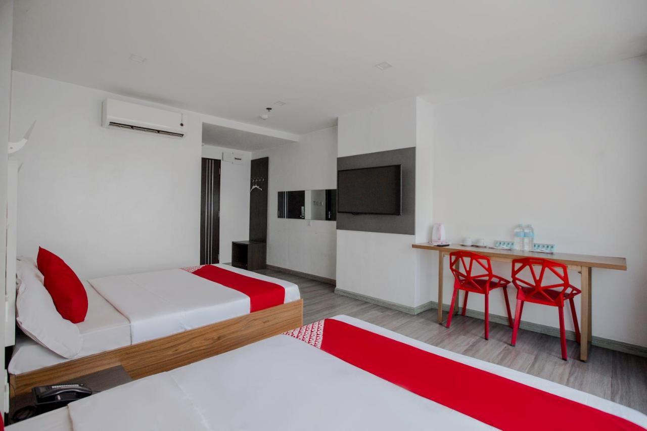 Oyo 666 Mc Hotel Fairview Quezon City Exterior foto